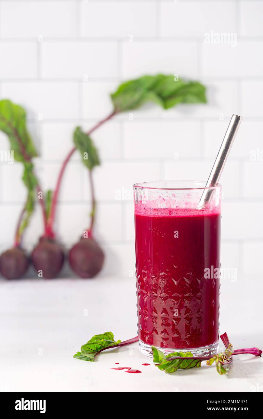Succo di barbabietola biologico fresco denso nutriente con barbabietole intere sullo sfondo; spazio copia Foto Stock Succo di barbabietola biologico fresco denso nutriente con barbabietole intere sullo sfondo; spazio copia Foto Stock