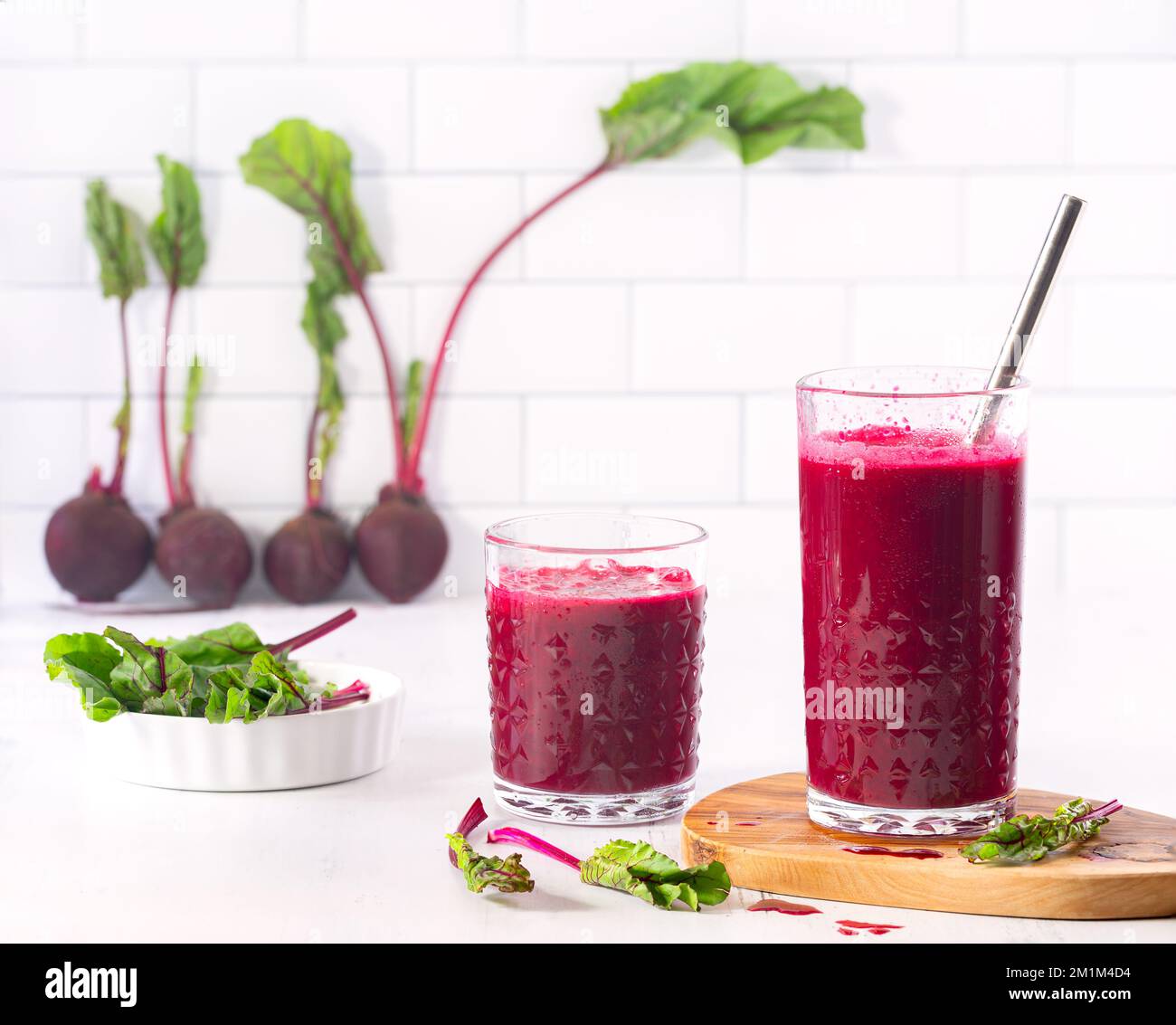 Succo di barbabietola biologico fresco denso nutriente con barbabietole intere sullo sfondo; spazio copia Foto Stock Succo di barbabietola biologico fresco denso nutriente con barbabietole intere sullo sfondo; spazio copia Foto Stock