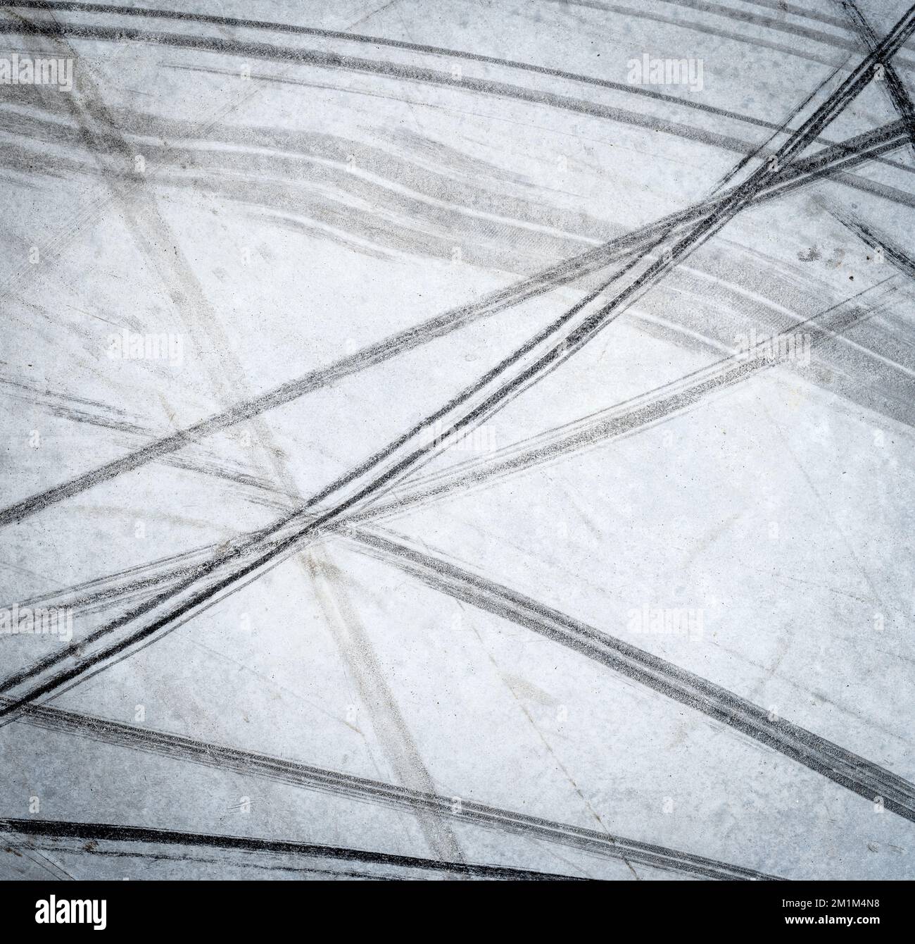 Tracce del veicolo su strada Foto Stock