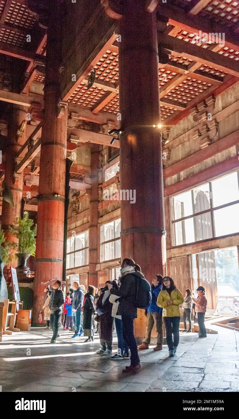 Nara, Giappone - 5 gennaio 2020. I visitatori che visitano il Tempio Todai-ji a Nara. Questo tempio è famoso per la sua gigantesca statua di Buddha e per una popolare destinazione turistica. Foto Stock