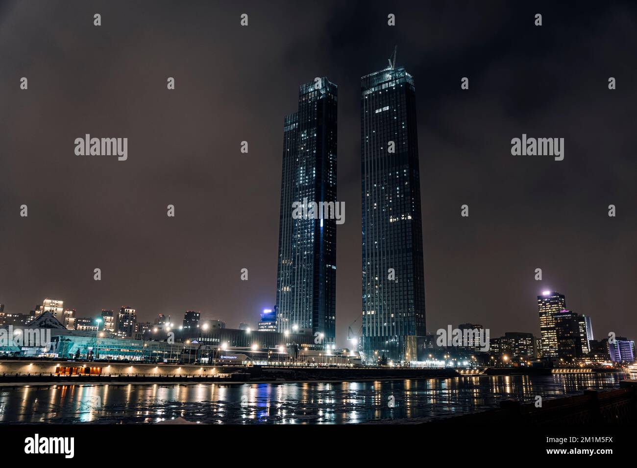 Grattacieli della città di Mosca, Centro Internazionale degli Affari di Mosca di notte in inverno. Foto Stock