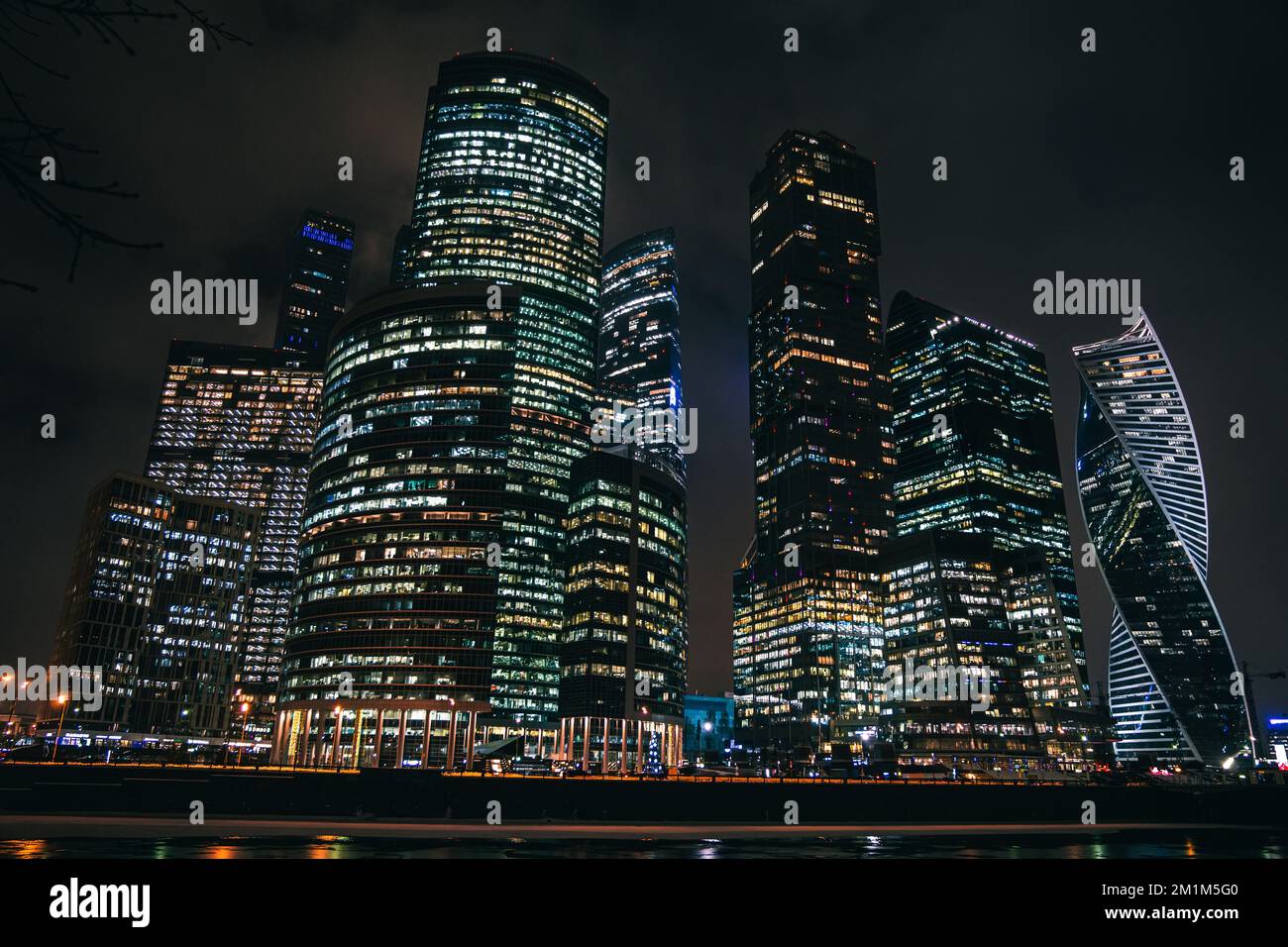 Mosca, Russia - sfondo urbano. Mosca città nella notte d'inverno. Grattacieli moderni nel centro di Mosca-città, la torre della Federazione, la torre del mercurio ecc Foto Stock