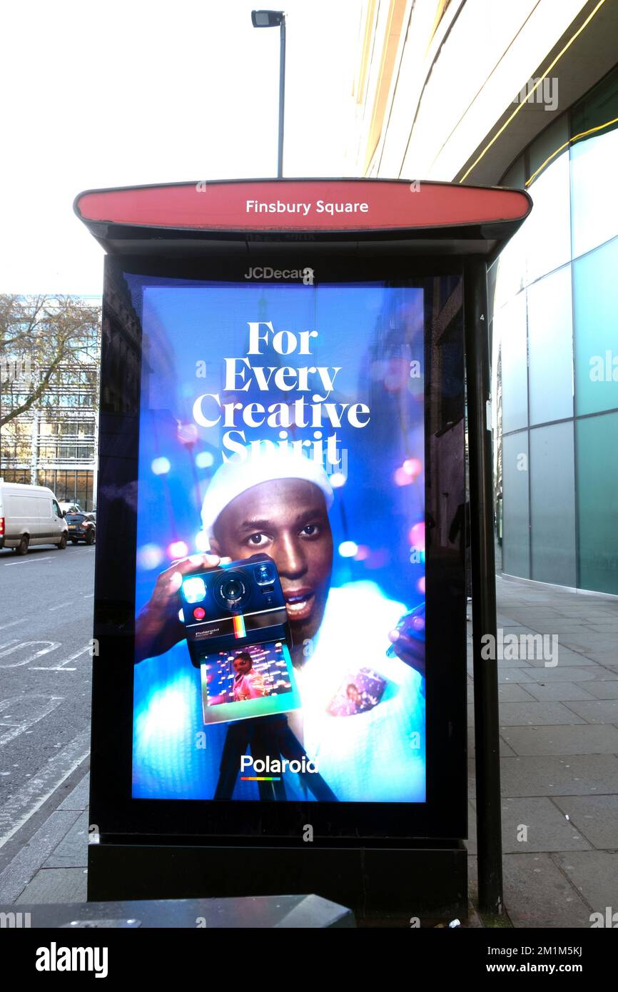 Polaroid camera pubblicità elettronica a Natale sul lato di un rifugio in Finsbuy Square nella città di Londra Inghilterra UK 2022 KATHY DEWITT Foto Stock