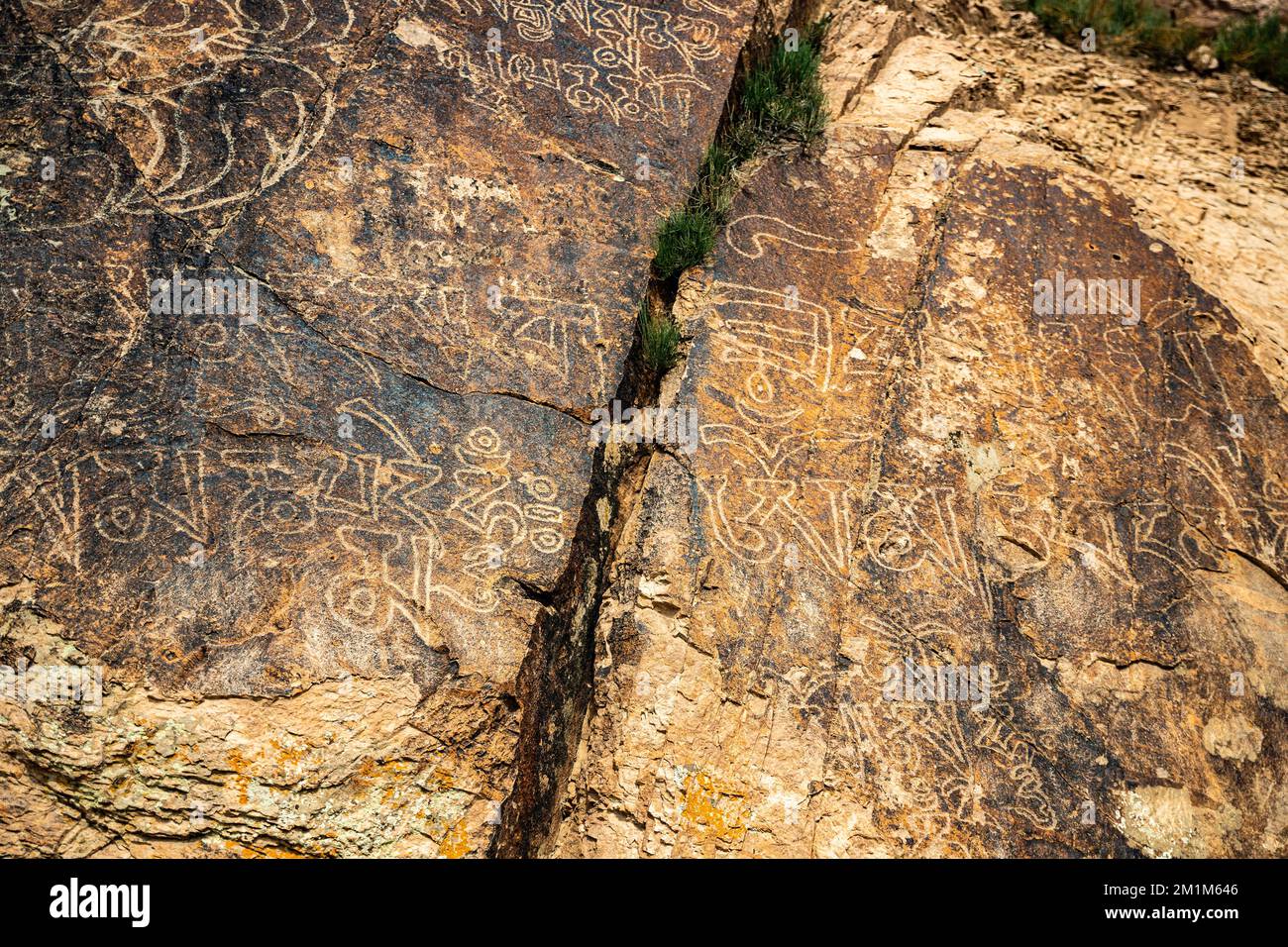 Antiche iscrizioni sulla roccia in sanscrito Foto Stock