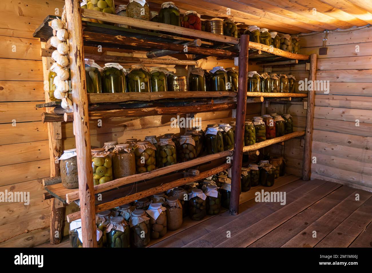 La salatura di conservazione in vasi di grandi dimensioni. Le scorte per l'inverno. Conservazione di frutta e ortaggi per l'inverno. Conserve in vasi di vetro. Foto Stock