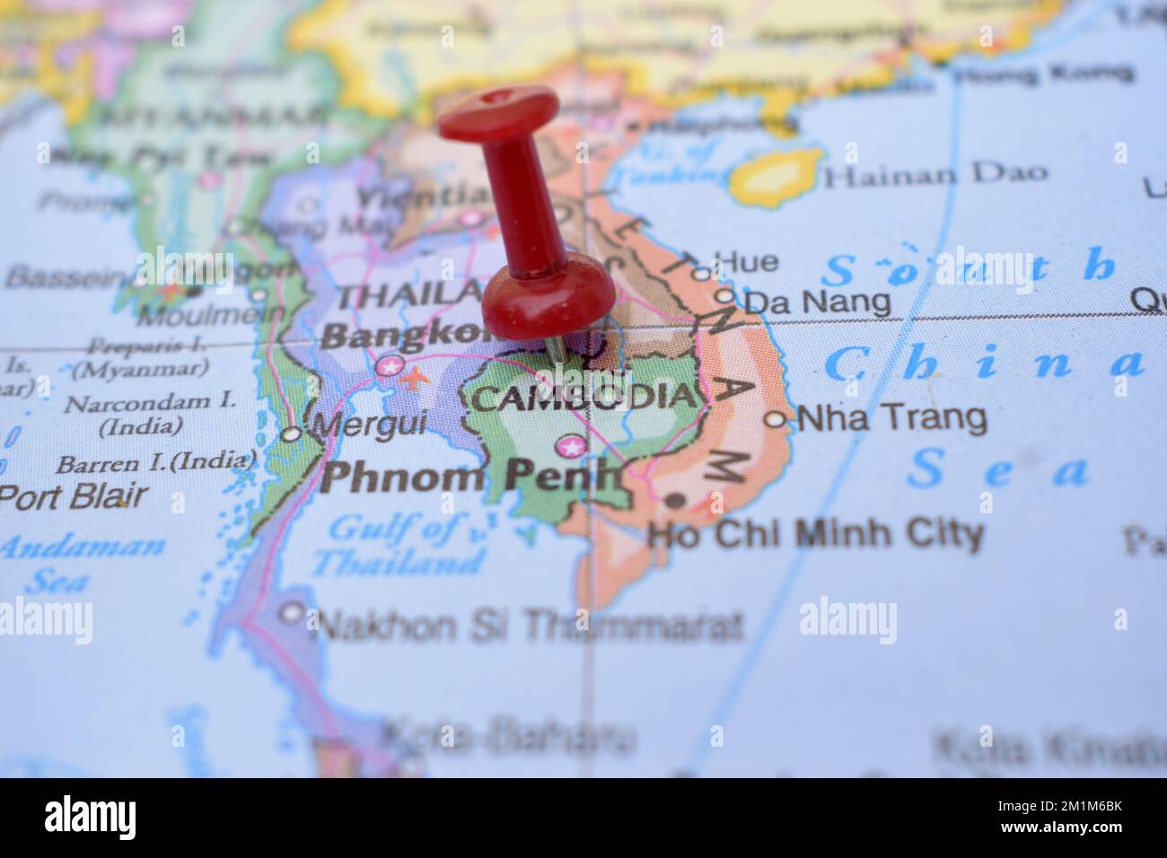 Pin rosso di spinta che indica la posizione della Cambogia Mappa Mondiale primo piano Visualizza fotografia d'archivio Foto Stock