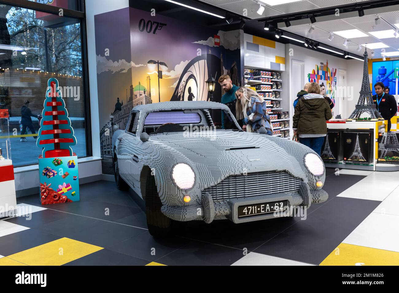 Londra, Regno Unito - 10 dicembre 2022, Un'Aston Martin DB5 a grandezza naturale composta da quasi 350.000 Legos è in mostra nel negozio esposto nella le più grande del mondo Foto Stock