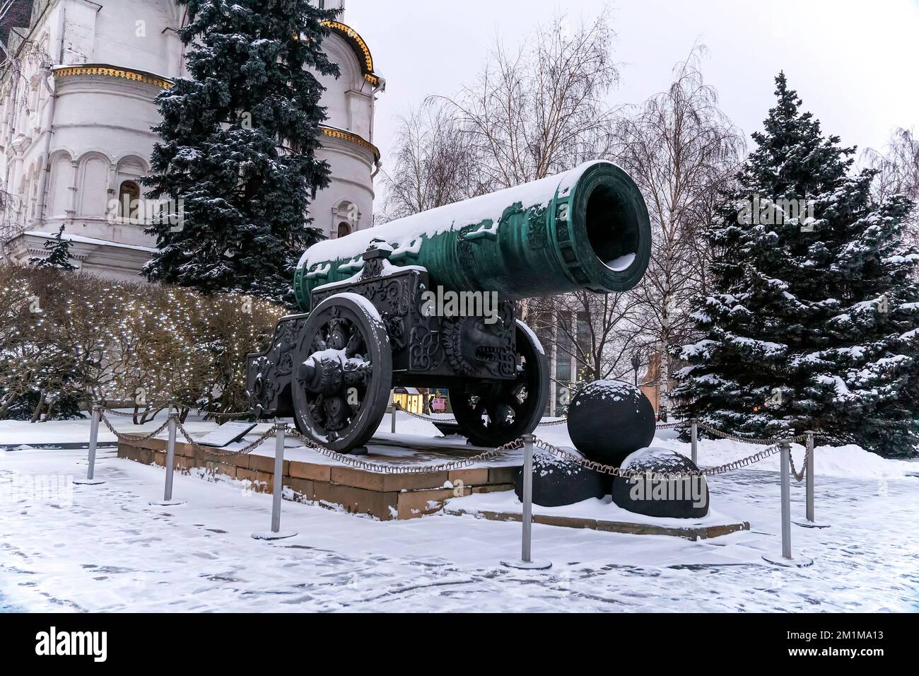 Tsar Cannon in Piazza Ivanovskaya nel Cremlino di Mosca. Un capolavoro dell'artiglieria pesante della fortezza, un monumento dell'arte della fonderia russa Inverno, Mosca, Foto Stock