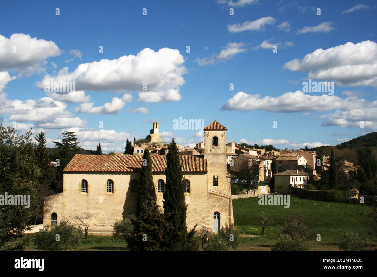 Panorama con vecchia chiesa romanica in Provenza Francia Foto Stock