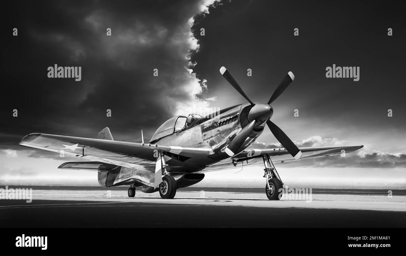 storico aereo da combattimento su una pista contro un cielo drammatico Foto Stock