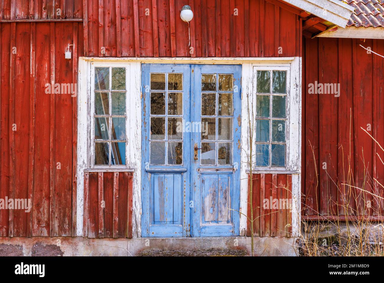 Porta e finestra su un vecchio cottage Foto Stock