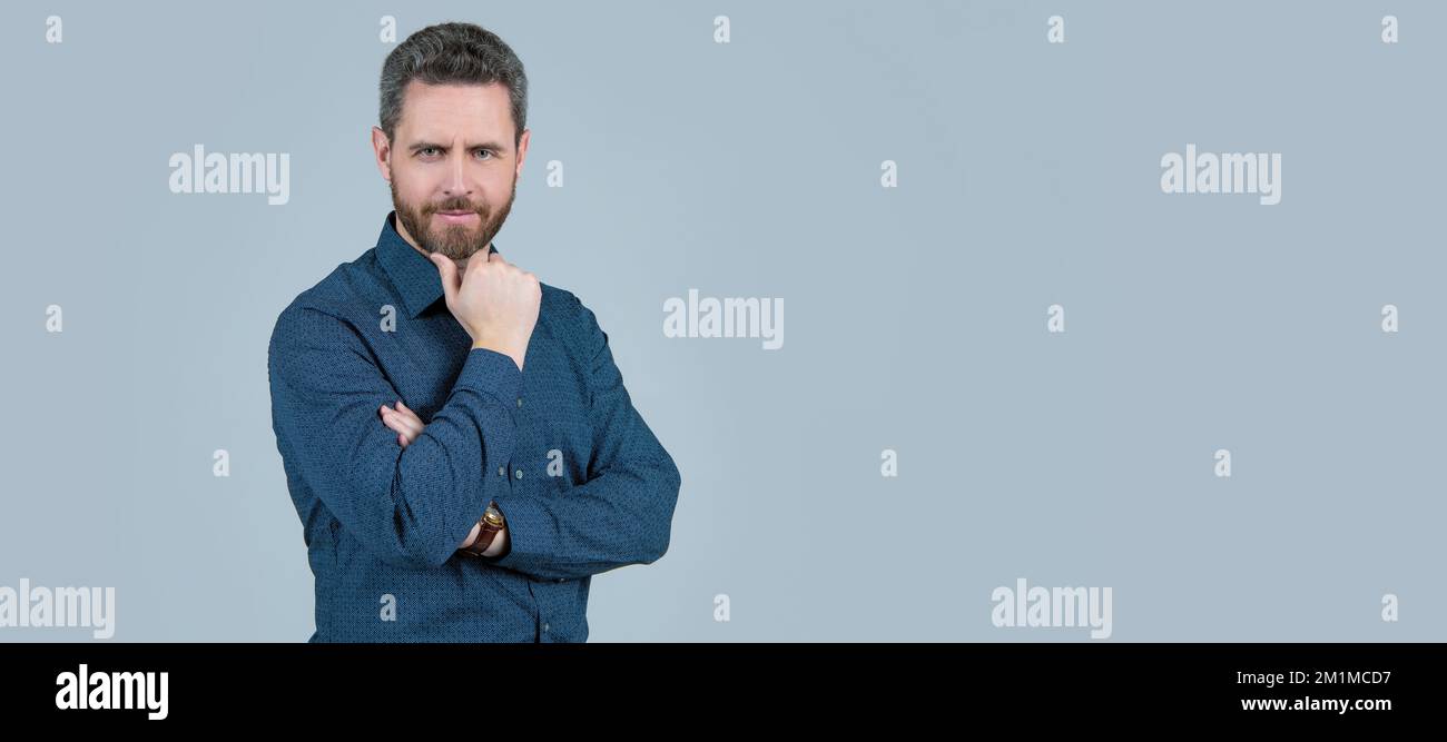Senza compromessi sullo stile. L'uomo di mezza età tocca il mento bearded. Stile casual. Uomo volto ritratto, banner con spazio copia. Foto Stock
