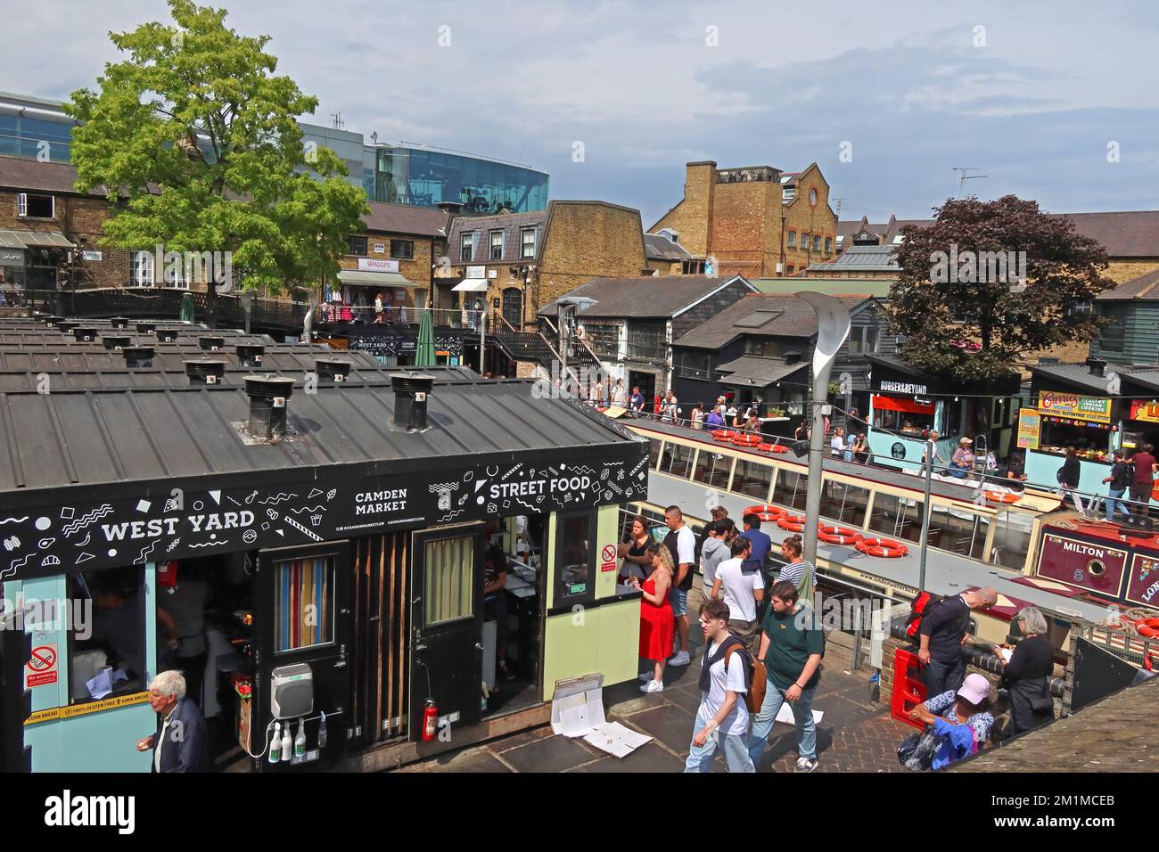 West Yard a Camden Locks, canale, barche e mercato, Lock Place, Camden, Londra, Inghilterra, Regno Unito, NW1 8AF Foto Stock