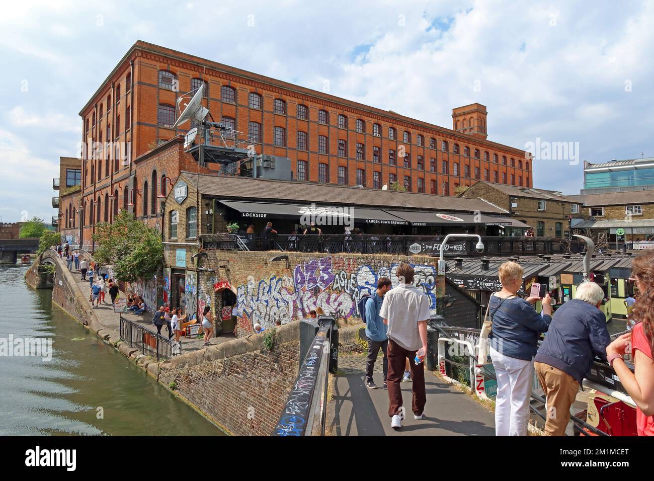 Camden chiuse e magazzino, canale, barche e mercato, Lock Place, Camden, Londra, Inghilterra, Regno Unito, NW1 8AF Foto Stock