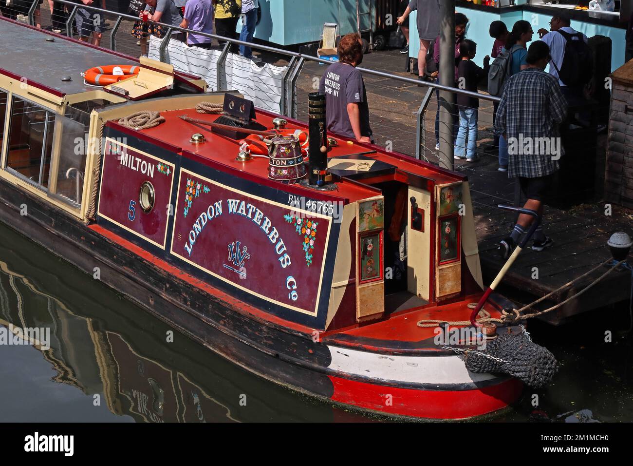 Chiatta del canale di Milton, London Waterbus, barca turistica, ormeggiata a Camden Lock, North London, England, UK, NW1 8AF Foto Stock