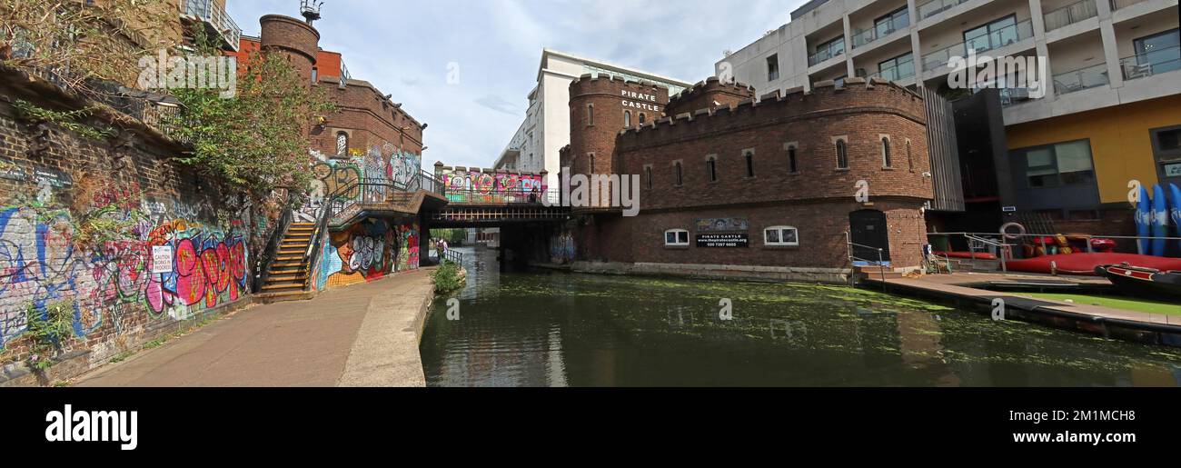 Regents Canal towpath panorama del castello di Pirate, Camden, North London, Inghilterra, Regno Unito, NW1 Foto Stock