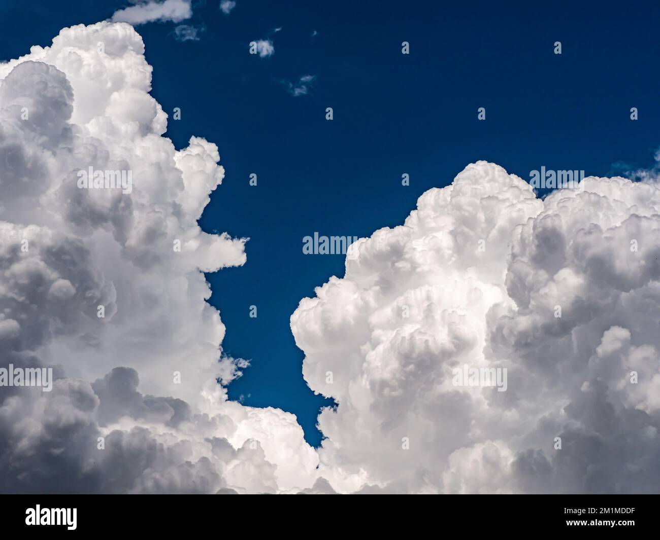 Nuvole bianche e soffici contro il paesaggio del cielo Foto Stock