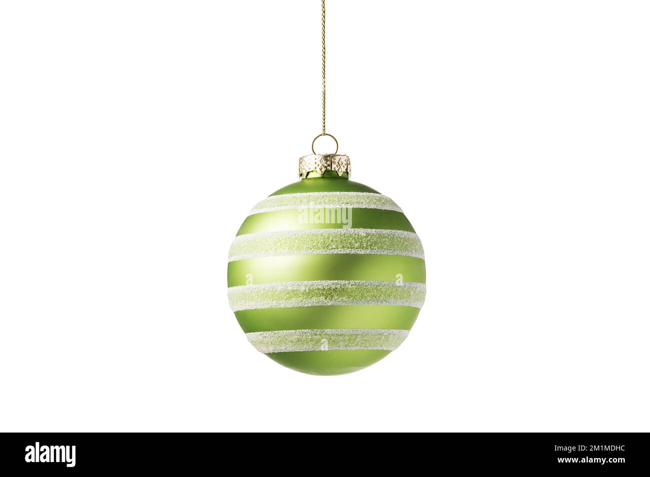 Verde palla albero di Natale isolato su sfondo bianco. Decorazioni natalizie. Foto Stock