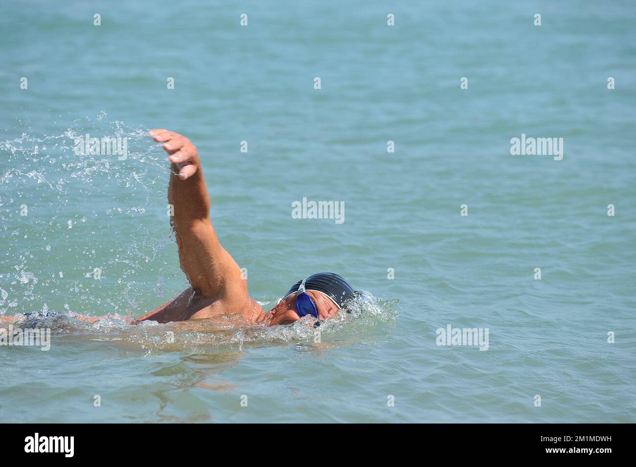nuotatore maschile più anziano in mare Foto Stock