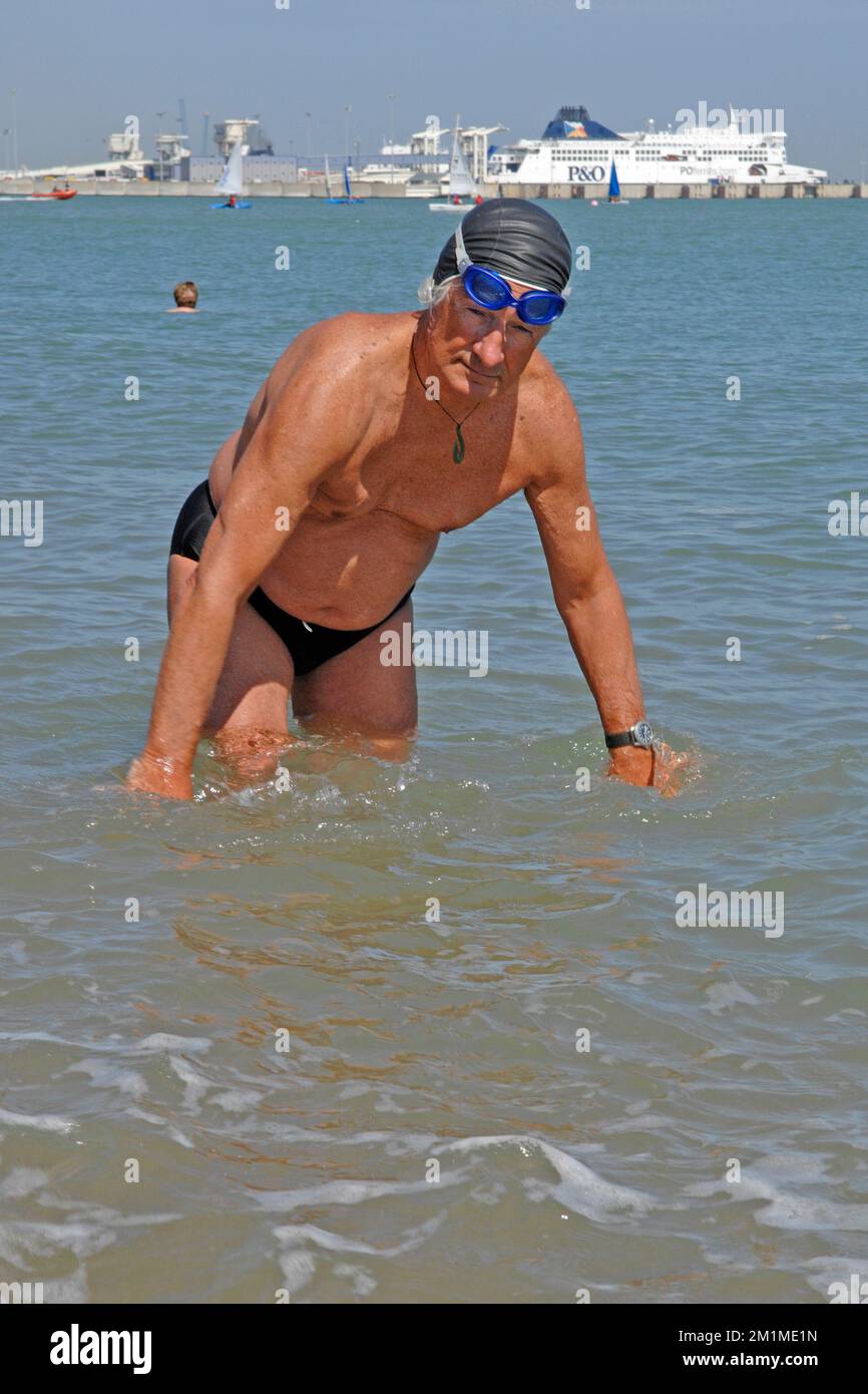 Nuotatore anziano che si prepara ad attraversare il canale Foto Stock
