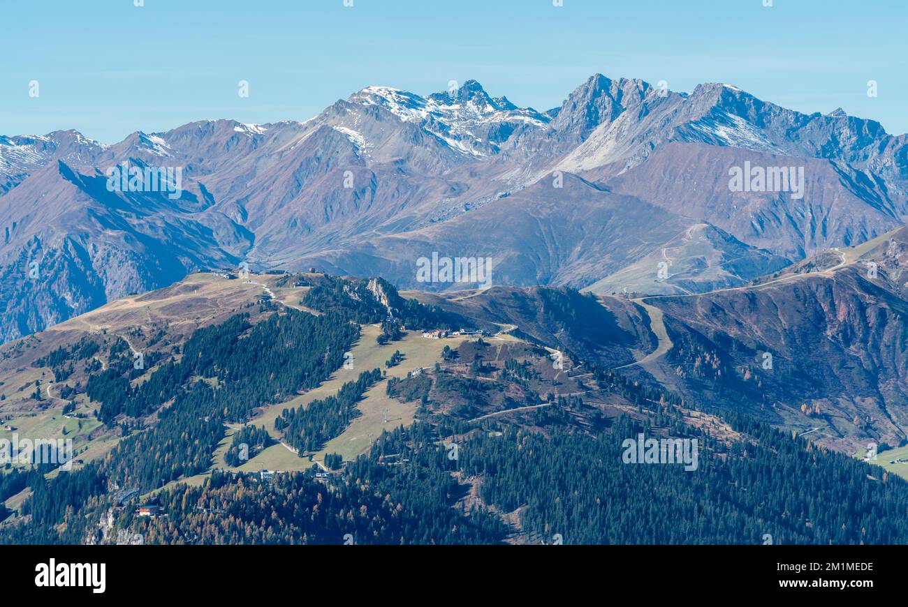 Cima innevata di Lizumer Reckner sullo sfondo con la cresta di Penken nella parte anteriore. Bella giornata autunnale nelle Alpi austriache. Drammatico alpino Foto Stock