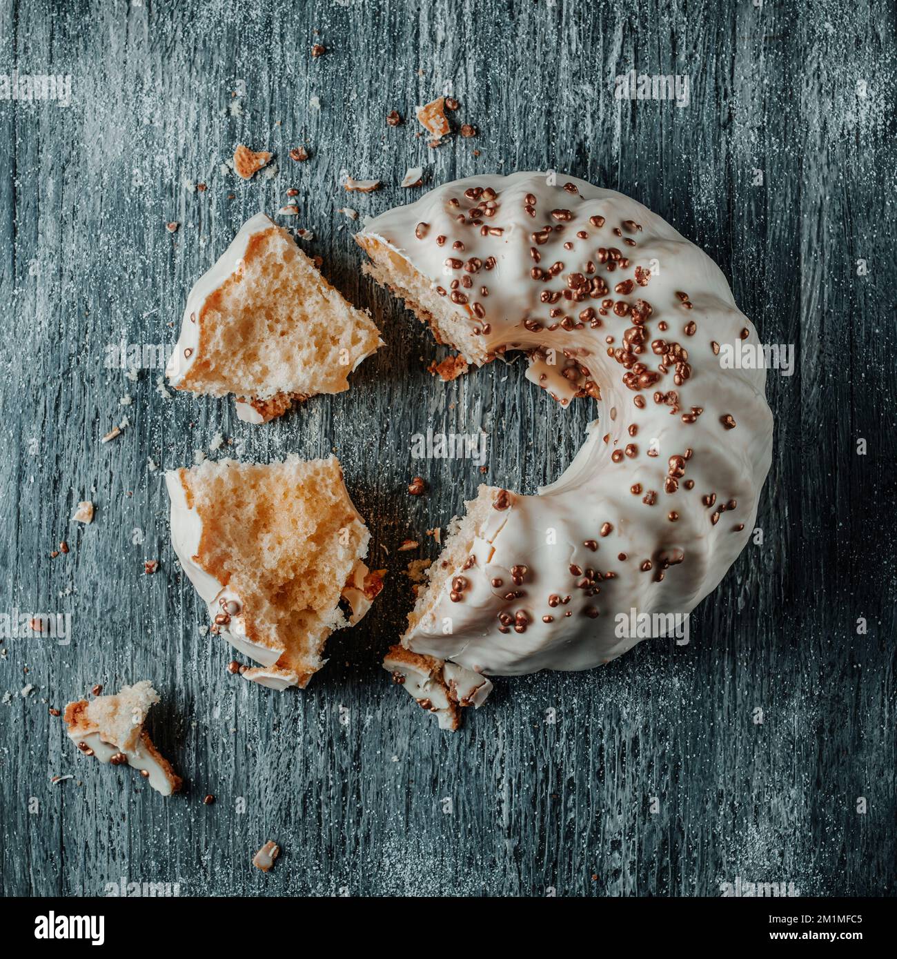 vista ad alto angolo di una torta di gugelhupf ricoperta da un glassa di vaniglia su un tavolo grigio rustico in legno, in formato quadrato Foto Stock