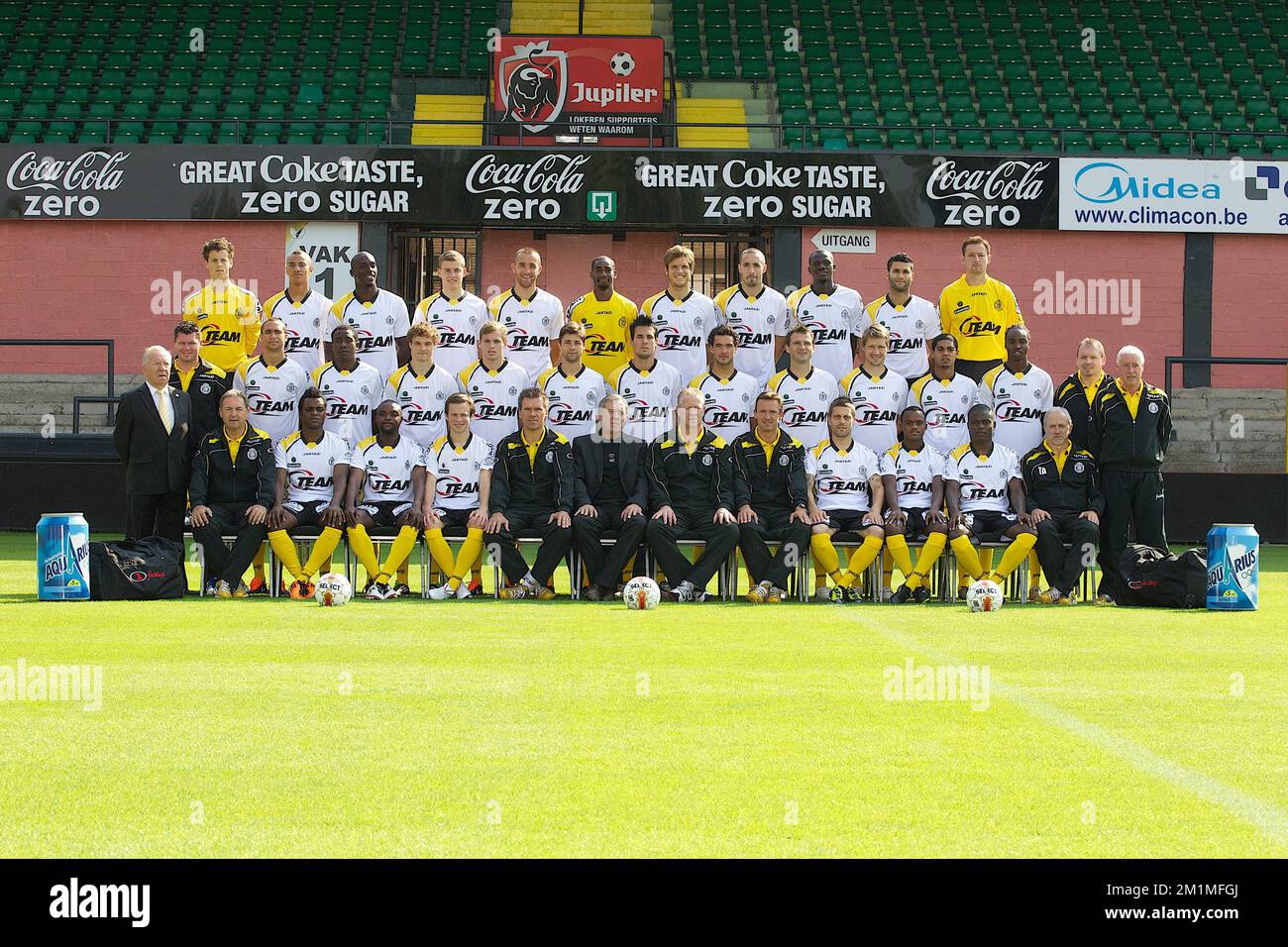 20110712 - LOKEREN, BELGIO: I giocatori raffigurati durante la squadra ufficiale photoshoot della stagione 2011-2012 della squadra belga di calcio di prima divisione KSC Lokeren, allo stadio di Daknam, a Lokeren, martedì 12 luglio 2011. BELGA FOTO KURT DESPLENTER Foto Stock