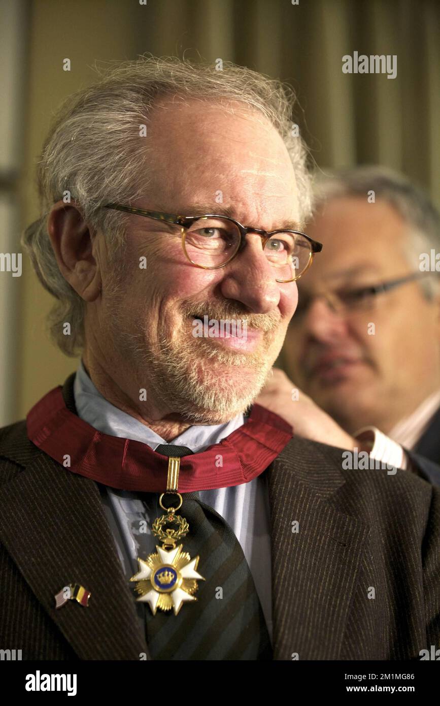 20111022 - BRUXELLES, BELGIO: Il direttore DEGLI STATI UNITI Steven Spielberg è onorato come Comandante nell'Ordine della Corona dal ministro delle Finanze uscente Didier Reynders (R) all'Hotel Amigo di Bruxelles davanti alla prima mondiale del film Tintin di Spielberg 'le avventure di Tintin: Il segreto dell'Unicorno (Les Aventures de Tintin: Le Secret de la Licorne - De Avonturen van Kuifje) nel cinema UGC in piazza Brouckere a Bruxelles, sabato 22 ottobre 2011. FOTO DI BELGA NICOLAS MAETERLINCK Foto Stock