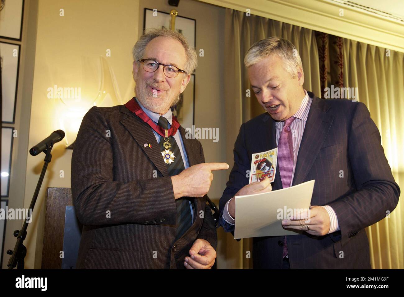 20111022 - BRUXELLES, BELGIO: Il direttore DEGLI STATI UNITI Steven Spielberg è onorato come Comandante nell'Ordine della Corona dal ministro delle Finanze uscente Didier Reynders (R) all'Hotel Amigo di Bruxelles davanti alla prima mondiale del film Tintin di Spielberg 'le avventure di Tintin: Il segreto dell'Unicorno (Les Aventures de Tintin: Le Secret de la Licorne - De Avonturen van Kuifje) nel cinema UGC in piazza Brouckere a Bruxelles, sabato 22 ottobre 2011. FOTO DI BELGA NICOLAS MAETERLINCK Foto Stock