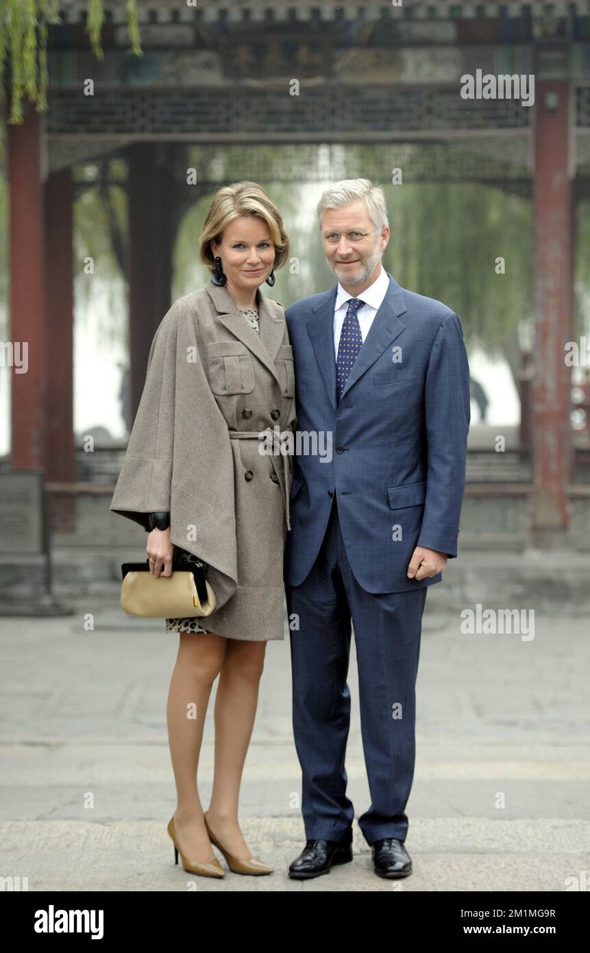 20111022 - PECHINO, CINA: La principessa Mathilde del Belgio e il principe ereditario Philippe del Belgio pongono per il fotografo al Padiglione di cerimonia primaverile del Palazzo Estivo di Pechino, il secondo giorno della Missione economica belga presso la Repubblica popolare cinese, sabato 22 ottobre 2011. FOTO DI BELGA ERIC LALMAND Foto Stock