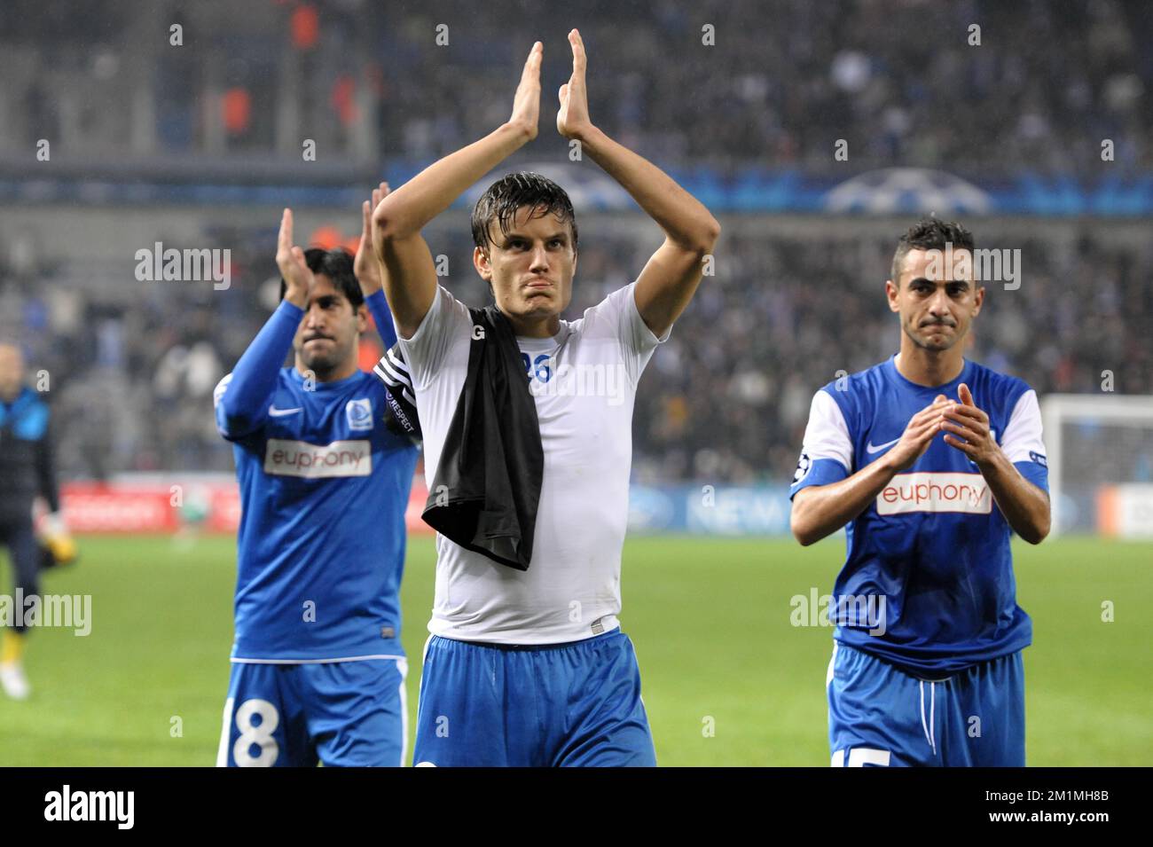20111101 - GENK, BELGIO: Jelle Vossen di Genk festeggia dopo la quarta partita della Champions League, nel gruppo e, tra KRC Genk e Chelsea FC, martedì 01 novembre 2011, a Genk, Belgio. FOTO DI BELGA YORICK JANSENS Foto Stock