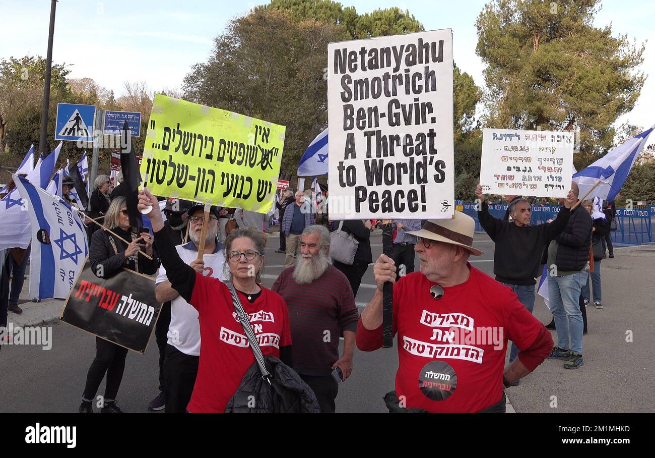 GERUSALEMME, ISRAELE - DICEMBRE 12: Gli attivisti di sinistra tengono i segni mentre prendono parte a una manifestazione contro la coalizione di governo entrante negoziata da Benjamin Netanyahu davanti al Parlamento israeliano. Credit: Eddie Gerald/Alamy Live News Foto Stock