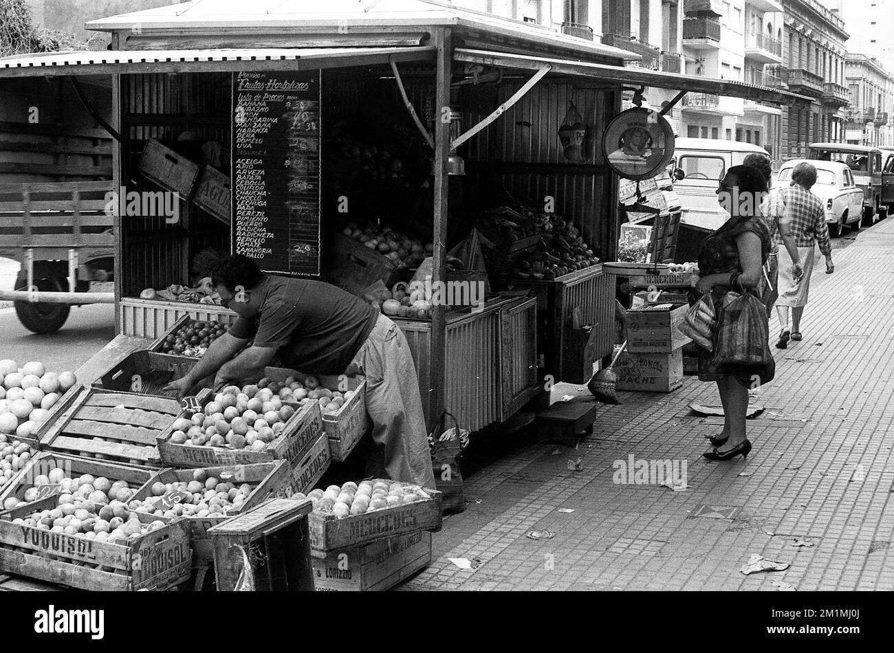 Venditore di frutta di strada, Buenos Aires, Argentina, circa 1960 Foto Stock