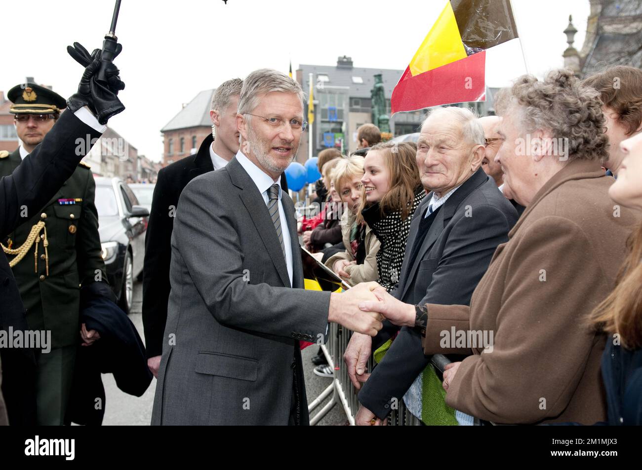 20120304 - RUPELMONDE, BELGIO: Il principe ereditario Philippe del Belgio saluta il pubblico alla celebrazione del 500th° compleanno del cartografo Gerardus Mercator Gerard De Kremer, nella sua città natale Rupelmonde, domenica 04 marzo 2012. Mercator è ricordato per la mappa mondiale di proiezione di Mercator, una proiezione di mappa cilindrica che presentò nel 1569. La mappa divenne la mappa standard per scopi nautici. FOTO DI BELGA CHRISTOPHE KETELS Foto Stock