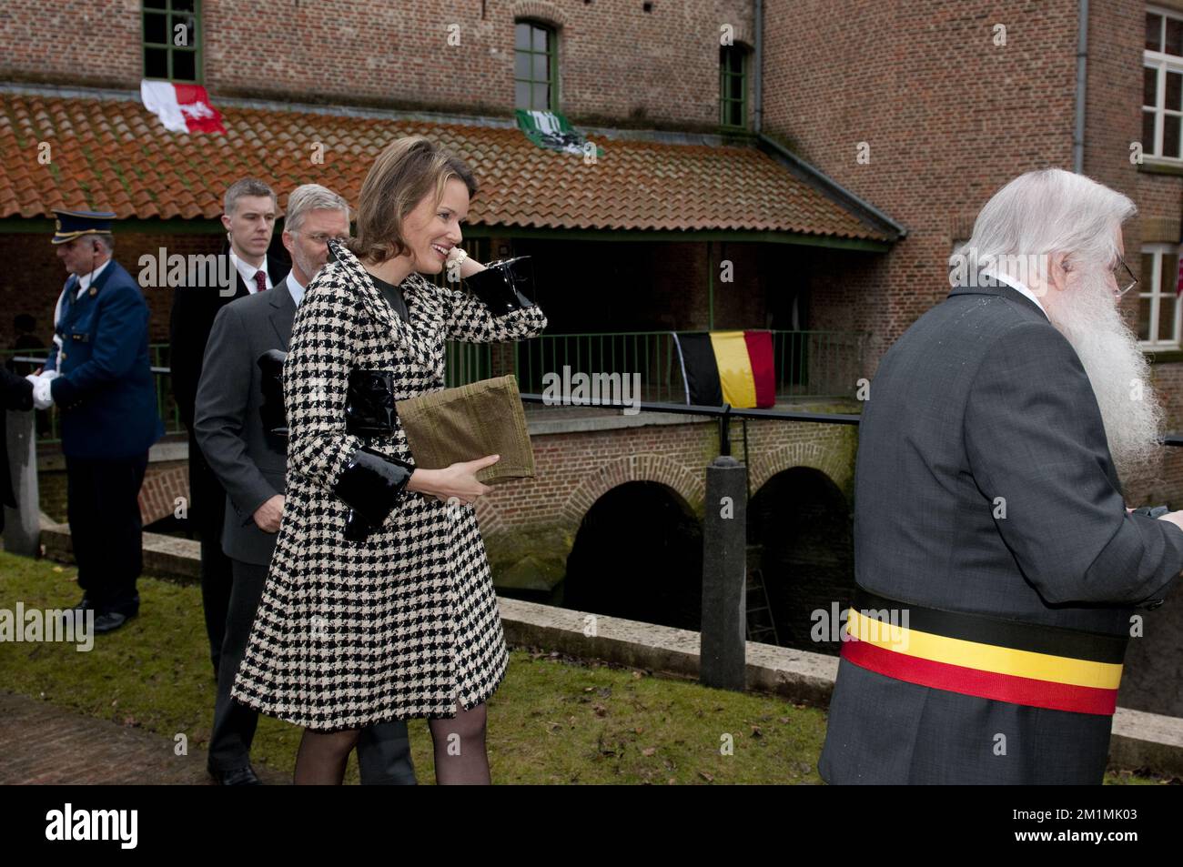 20120304 - RUPELMONDE, BELGIO: Il principe ereditario Philippe del Belgio, la principessa Mathilde del Belgio e il sindaco di Kruibeke Antoine Denert, nella foto del 500th° compleanno del cartografo Gerardus Mercator Gerard De Kremer, nella sua città natale Rupelmonde, domenica 04 marzo 2012. Mercator è ricordato per la mappa mondiale di proiezione di Mercator, una proiezione di mappa cilindrica che presentò nel 1569. La mappa divenne la mappa standard per scopi nautici. FOTO DI BELGA CHRISTOPHE KETELS Foto Stock