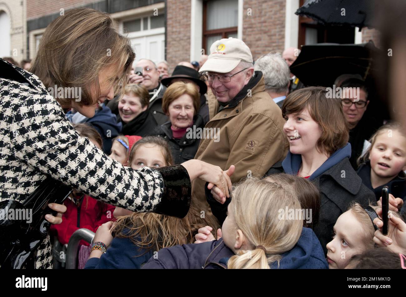 20120304 - RUPELMONDE, BELGIO: La principessa Mathilde del Belgio saluta il pubblico alla celebrazione del 500th° compleanno del cartografo Gerardus Mercator Gerard De Kremer, nella sua città natale Rupelmonde, domenica 04 marzo 2012. Mercator è ricordato per la mappa mondiale di proiezione di Mercator, una proiezione di mappa cilindrica che presentò nel 1569. La mappa divenne la mappa standard per scopi nautici. FOTO DI BELGA CHRISTOPHE KETELS Foto Stock