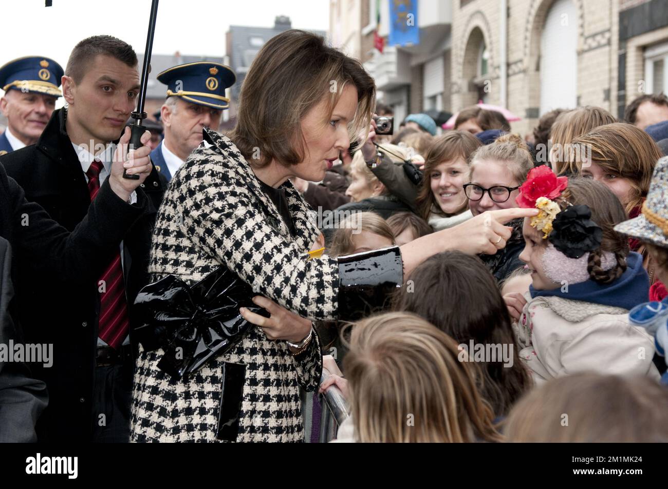 20120304 - RUPELMONDE, BELGIO: La principessa Mathilde del Belgio saluta il pubblico alla celebrazione del 500th° compleanno del cartografo Gerardus Mercator Gerard De Kremer, nella sua città natale Rupelmonde, domenica 04 marzo 2012. Mercator è ricordato per la mappa mondiale di proiezione di Mercator, una proiezione di mappa cilindrica che presentò nel 1569. La mappa divenne la mappa standard per scopi nautici. FOTO DI BELGA CHRISTOPHE KETELS Foto Stock