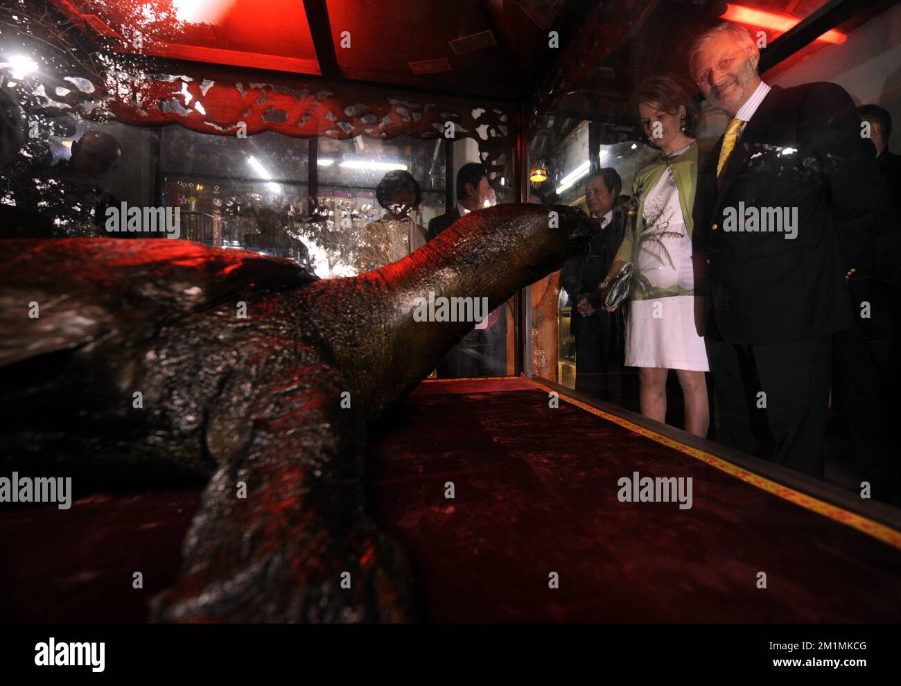 20120311 - HANOI, VIETNAM: Principessa Mathilde del Belgio e principe ereditario Philippe del Belgio raffigurati vicino a una statua di tartaruga gigante durante una passeggiata sul lago Hoan Kiem Hanoi, Domenica 11 marzo 2012, il primo giorno della missione economica in Vietnam. Dal 10 al 16 marzo 2012 il principe Filippo del Belgio conduce una missione economica in Vietnam. FOTO DI BELGA ERIC LALMAND Foto Stock