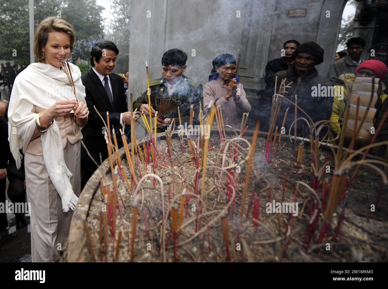 20120313 - HANOI, VIETNAM: Principessa Mathilde del Belgio raffigurata durante la visita del tempio dei Re Hung a Phu Tho, martedì 13 marzo 2012, il terzo giorno della missione economica in Vietnam. Dal 10 al 16 marzo 2012 il principe Filippo del Belgio conduce una missione economica in Vietnam. FOTO DI BELGA ERIC LALMAND Foto Stock
