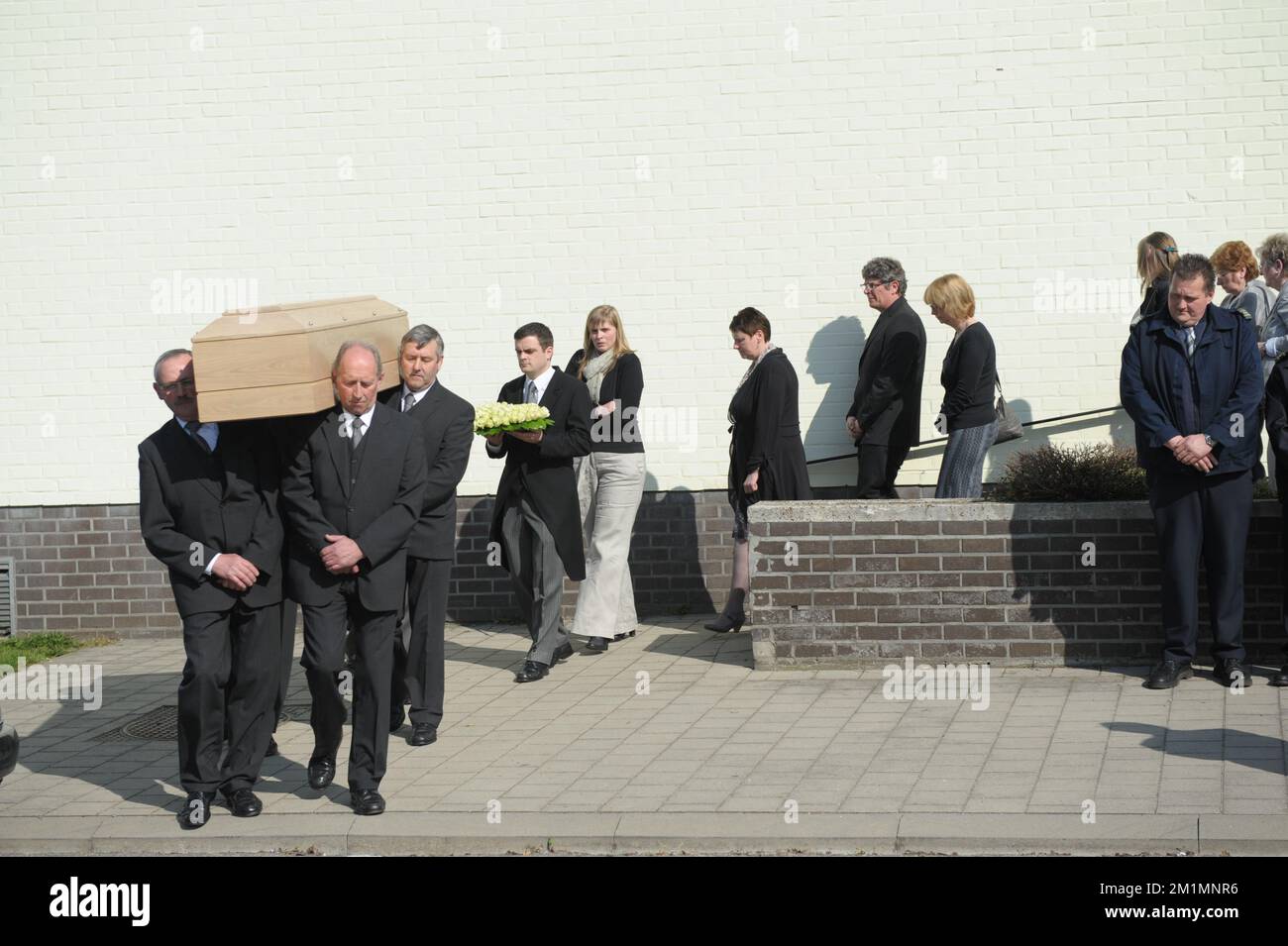 20120322 - AARSCHOT, BELGIO: La bara viene effettuata dopo un funerale per G. M., uno degli autisti che è morto nel crash degli autobus in Svizzera, giovedì 22 marzo 2012, ad Aarschot. La sera di martedì 13 marzo si è verificato un terribile incidente in un tunnel a Sierre, Vallese, Svizzera. 28 persone, di cui 22 bambini, sono morte, altre 24 sono ferite. I bambini, provenienti da due scuole di Lommel (scuola primaria (basisschool - ecole primaire) 't Stekske, e Heverlee (Sint-Lambertusschool), erano in viaggio di ritorno da una vacanza sugli sci. FOTO DI BELGA CHRISTOPHE KETELS Foto Stock