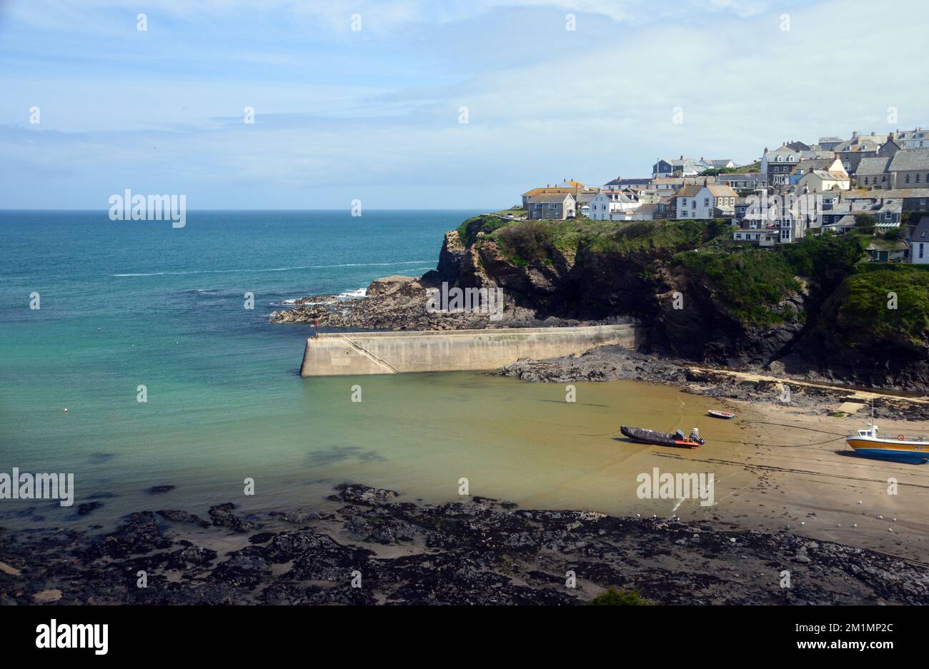 Il Muro del Porto nel piccolo villaggio di pescatori di Port Isaac sul South West Coastal Path, Cornovaglia, Inghilterra, Regno Unito. Foto Stock