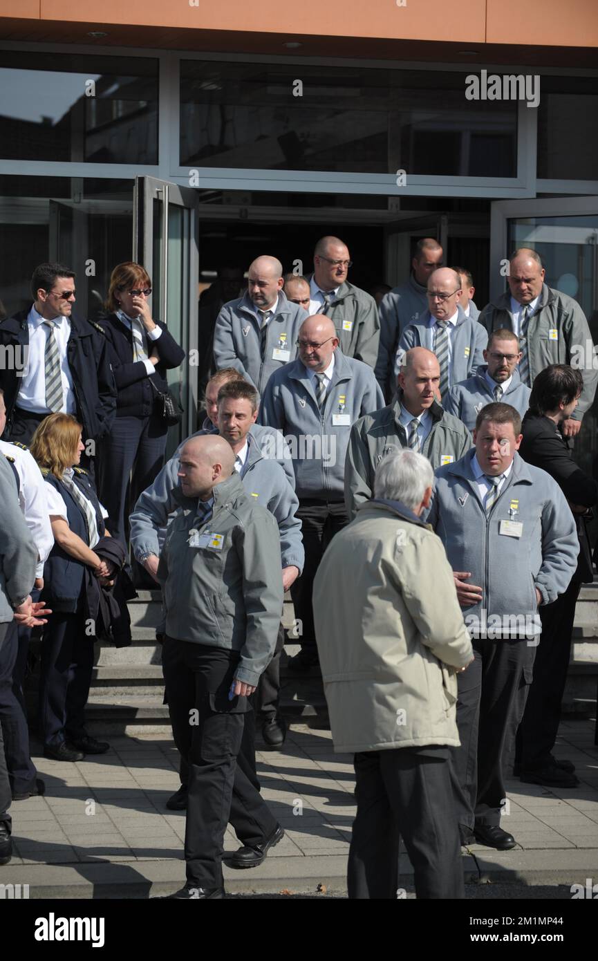 20120322 - AARSCHOT, BELGIO: I colleghi della vittima si congedano dopo un funerale per G. M., uno degli autisti che è morto nel disastro degli autobus in Svizzera, giovedì 22 marzo 2012, ad Aarschot. La sera di martedì 13 marzo si è verificato un terribile incidente in un tunnel a Sierre, Vallese, Svizzera. 28 persone, di cui 22 bambini, sono morte, altre 24 sono ferite. I bambini, provenienti da due scuole di Lommel (scuola primaria (basisschool - ecole primaire) 't Stekske, e Heverlee (Sint-Lambertusschool), erano in viaggio di ritorno da una vacanza sugli sci. FOTO DI BELGA CHRISTOPHE KETELS Foto Stock