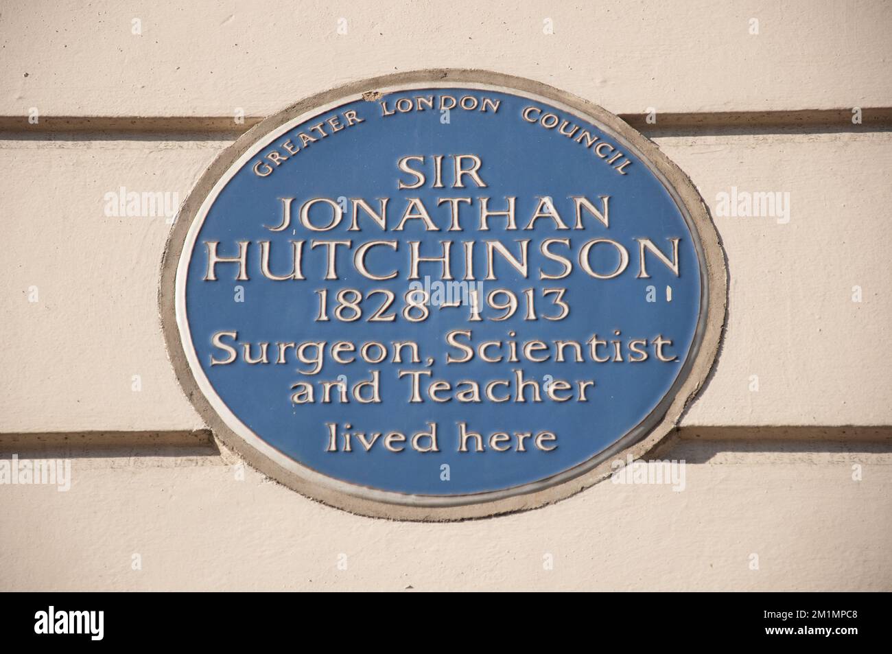 Targa commemorativa di Sir Jonathan Hutchinson, Cavendish Square, Marylebone, Londra, Regno Unito. Era chirurgo, scienziato e insegnante e visse a Cavendis Foto Stock