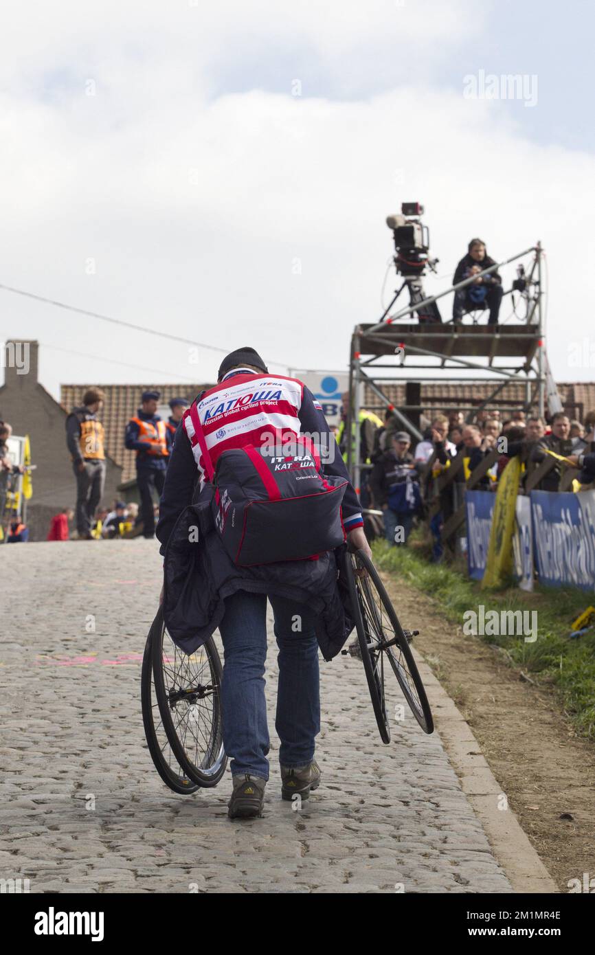 20120401 - KLUISBERGEN, BELGIO: Una moto meccanica del Team Katusha raffigurata sulla collina di Paterberg, durante la 96th edizione della 'Ronde van Vlaanderen - Tour des Flandres - Tour of Flanders', gara ciclistica di un giorno, a 255 km da Brugge a Oudenaarde, domenica 01 aprile 2012, a Kluisbergen. BELGA FOTO KRISTOF VAN ACCOM Foto Stock