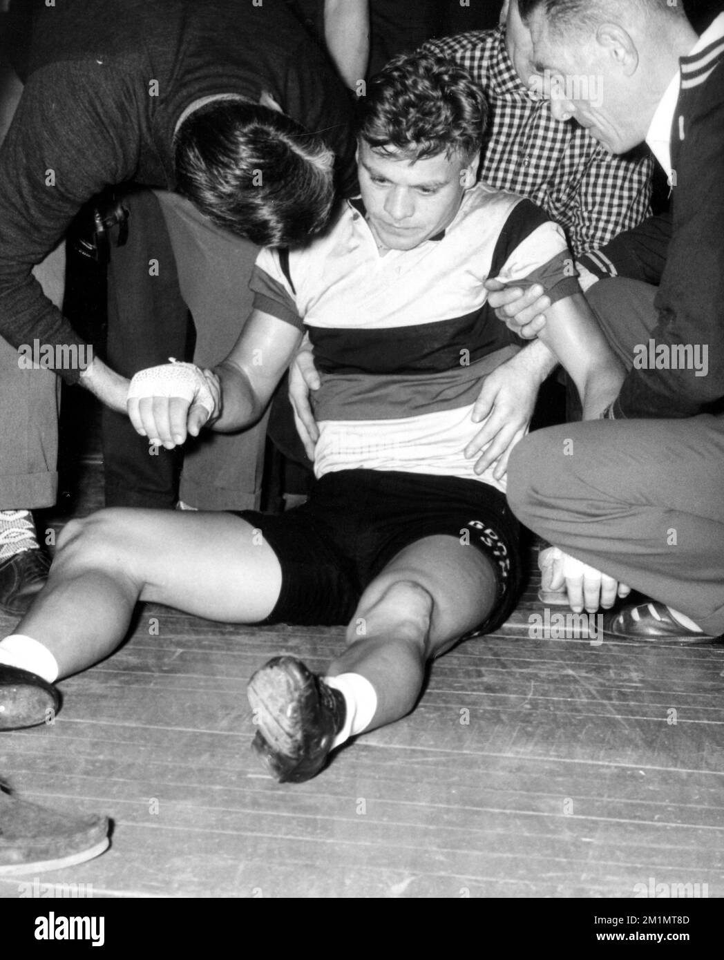 19601122 - GENT, BELGIO (FILE) : questa immagine del file datata 22 novembre 1960 presenta sei giorni di gara di Gent. Nella foto : il ciclista belga Arthur Decabooter cadde durante la gara. ARCHIVIO FOTOGRAFICO BELGA Foto Stock