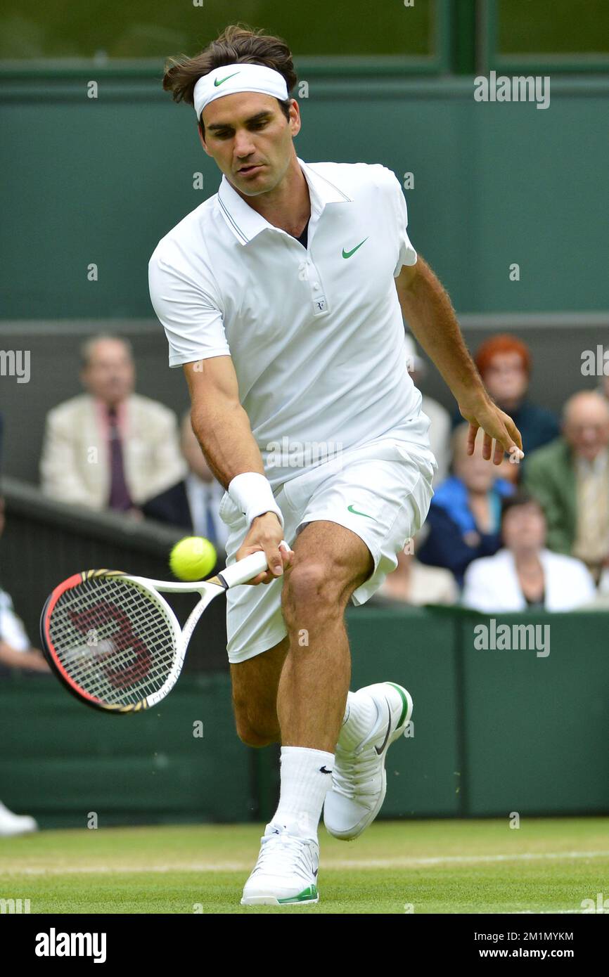 20120702 - LONDRA, REGNO UNITO: Swiss Roger Federer in azione durante la finale maschile del 1/8 tra il belga Xavier Malisse (ATP 75) e lo svizzero Roger Federer (ATP 3) al torneo di tennis Grand slam di Wimbledon 2012 presso l'All England Tennis Club, nel sud-ovest di Londra, lunedì 02 luglio 2012. FOTO DI BELGA DIRK WAEM Foto Stock