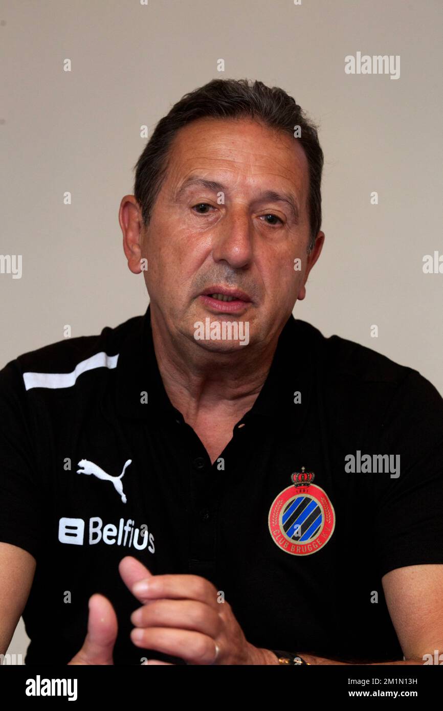 20120712 - BRUGGE, BELGIO: L'allenatore capo del Club Georges Leekens ha illustrato durante una conferenza stampa della squadra belga di calcio di prima divisione Club Brugge KV, giovedì 12 luglio 2012 a Brugge. Il Club Brugge presenta il loro ultimo trasferimento, il danese Jim Larsen arriva da Rosenborg BK. BELGA FOTO KURT DESPLENTER Foto Stock