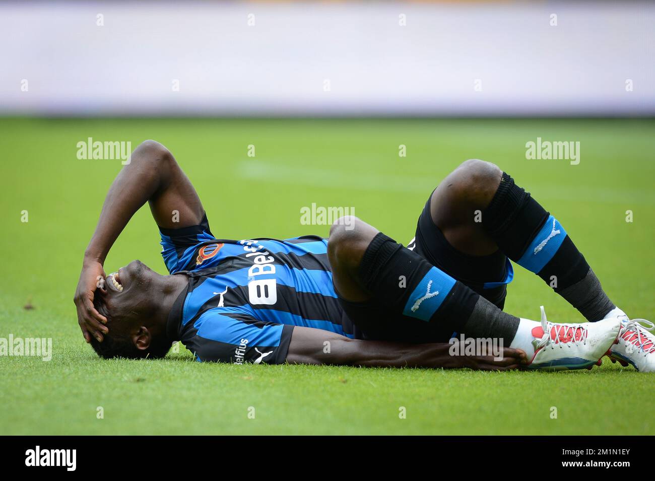 20120714 - BRUGGE, BELGIO: Joseph Akpala del Club è rimasto ferito sul terreno durante la amichevole partita di calcio Club Brugge vs campione tedesco Borussia Dortmund al Brugse Metten, a Brugge, sabato 14 luglio 2012. FOTO DI BELGA BRUNO FAHY Foto Stock