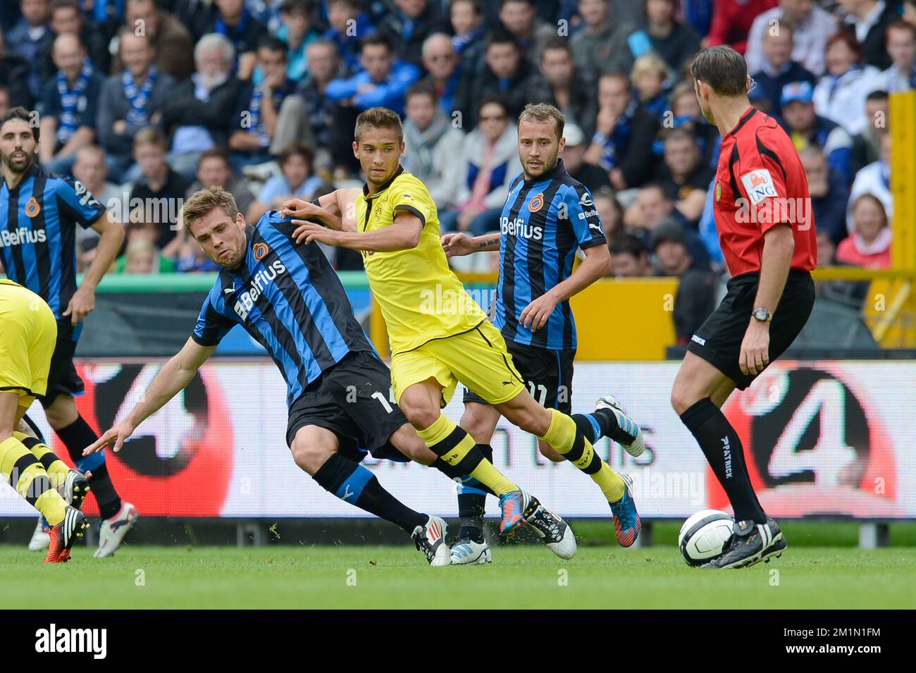 20120714 - BRUGGE, BELGIO: Jim Larsen del Club e Moritz Leitner di Borussia combattono per la palla durante la amichevole partita di calcio Club Brugge vs campione tedesco Borussia Dortmund al Brugse Metten, a Brugge, sabato 14 luglio 2012. FOTO DI BELGA BRUNO FAHY Foto Stock