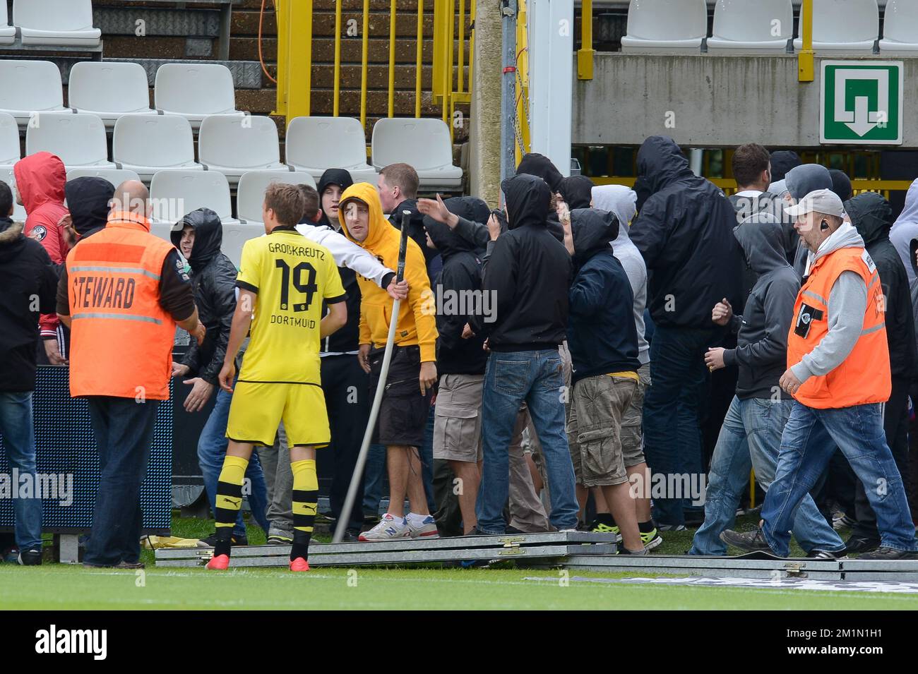 20120714 - BRUGGE, BELGIO: I tifosi tedeschi hanno mostrato all'inizio della partita di calcio amichevole Club Brugge vs campione tedesco Borussia Dortmund al Brugse Metten, a Brugge, sabato 14 luglio 2012. FOTO DI BELGA BRUNO FAHY Foto Stock